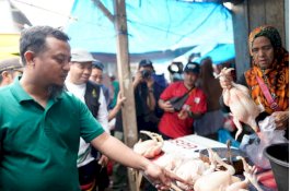 Gubernur Sulsel Ajak Gerakkan Ekonomi Pasar Tradisional, Borong Dagangan di Pasar Malino
