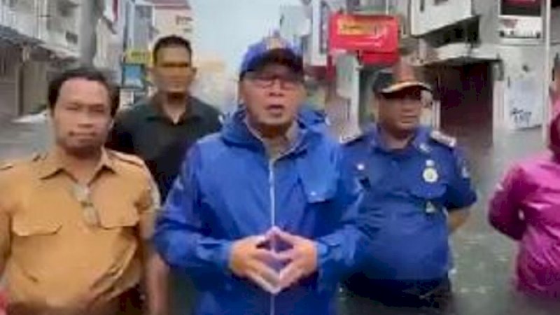 Wali Kota Makassar, Mohammad Ramdhan Pomanto (Danny), saat turun memantau titik banjir, Senin (13/2/2023).
