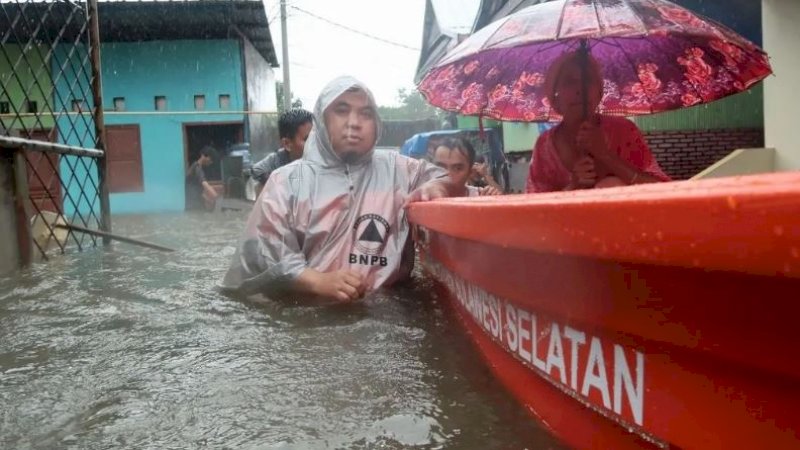 Pemprov Sulsel melalui instansi terkait telah mengerahkan personel untuk membantu warga terdampak banjir.