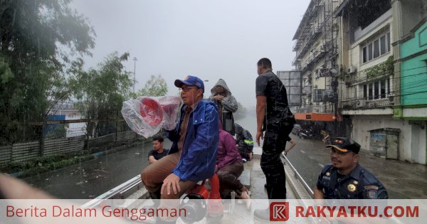 Danny Pomanto Turun Langsung Evakuasi Warga Terdampak Banjir di Makassar