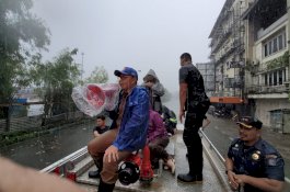 Danny Pomanto Turun Langsung Evakuasi Warga Terdampak Banjir di Makassar