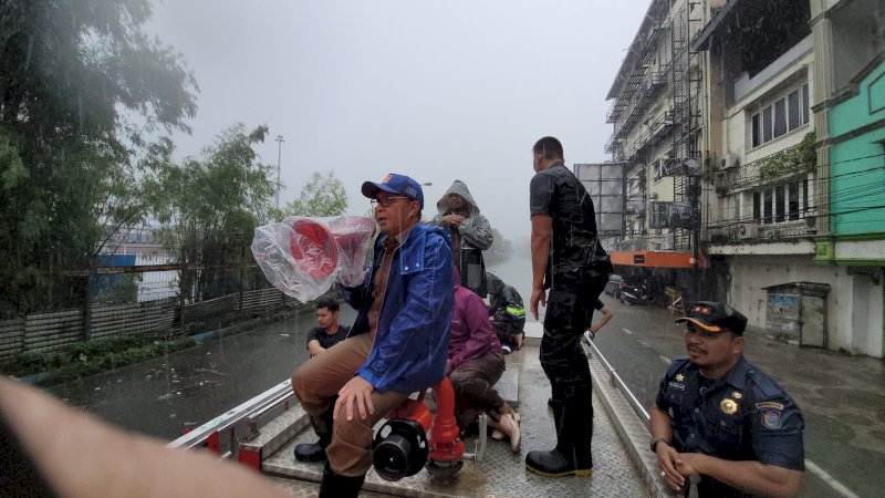 Danny Pomanto Turun Langsung Evakuasi Warga Terdampak Banjir di Makassar