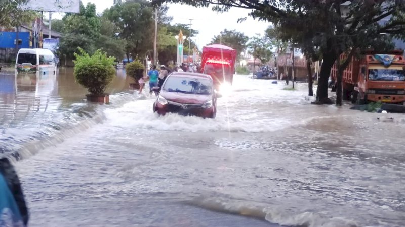 Pangkep Dikepung Banjir, Jalan Trans Sulawesi Lumpuh Total 
