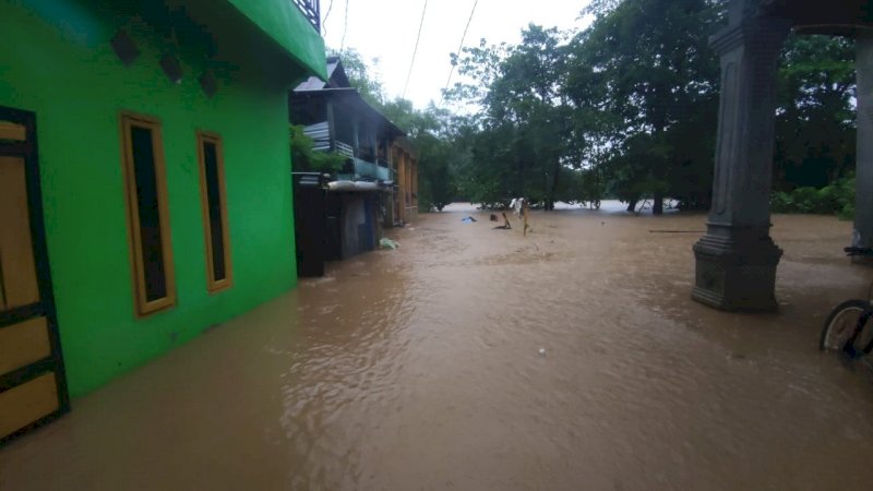 Banjir Kepung Pangkep, Proses Pencarian Anak Tenggelam di Sungai Pangkajene Terhenti 