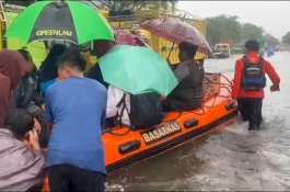 Basarnas Bergerak Cepat Evakuasi Warga Terdampak Banjir di Makassar