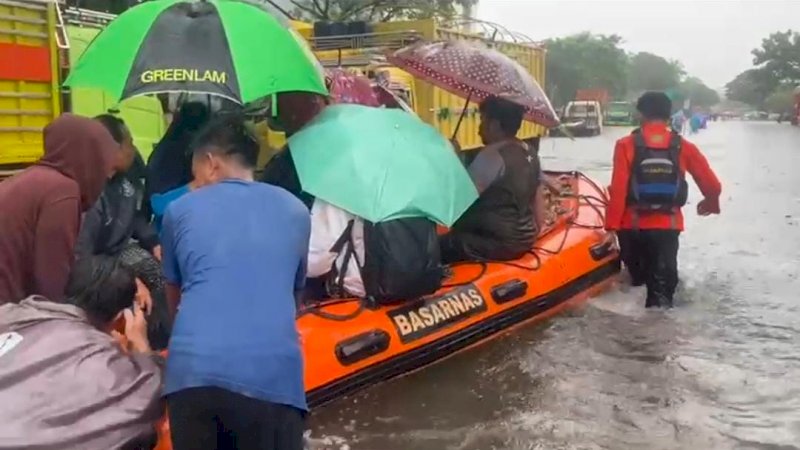 Basarnas Bergerak Cepat Evakuasi Warga Terdampak Banjir di Makassar