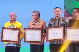 Satu-Satunya Wali Kota, Taufan Pawe Raih Penghargaan Dari Menteri Pendidikan