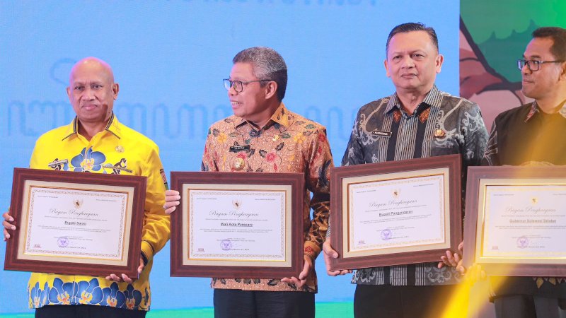 Satu-Satunya Wali Kota, Taufan Pawe Raih Penghargaan Dari Menteri Pendidikan