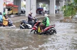 Asmo Berbagi Tips Ketika Kendaraan Lewati Banjir