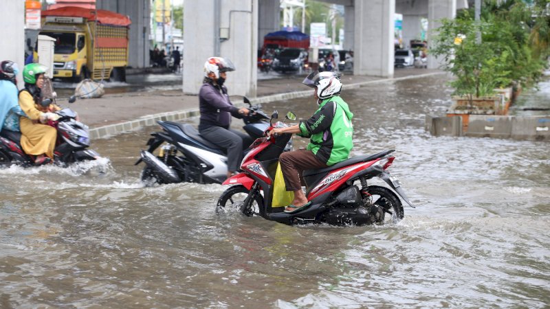 Asmo Berbagi Tips Ketika Kendaraan Lewati Banjir