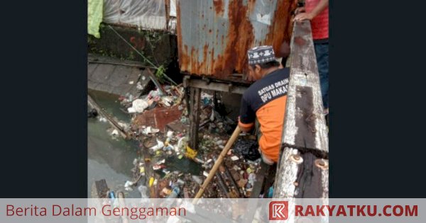 Antisipasi Sumbatan Aliran Air, Satgas Dinas PU Makassar Keruk Drainase