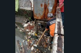 Antisipasi Sumbatan Aliran Air, Satgas Dinas PU Makassar Keruk Drainase