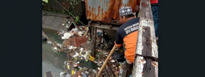 Antisipasi Sumbatan Aliran Air, Satgas Dinas PU Makassar Keruk Drainase