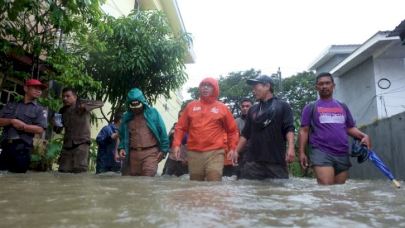 Wali Kota Makassar, Mohammad Ramdhan Pomanto (Danny), turun langsung mengunjungi pengungsi banjir, Selasa (14/2/2023).