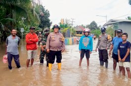 Kapolsek Sabbangparu Pantau Wilayah yang Terendam Banjir