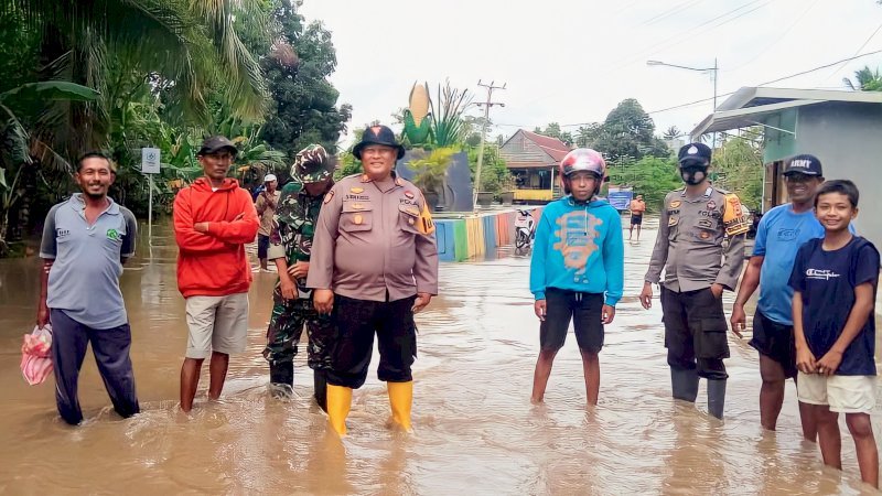 Kapolsek Sabbangparu Pantau Wilayah yang Terendam Banjir
