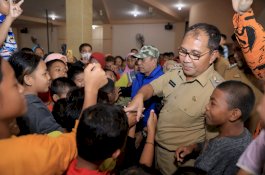Danny Pomanto Bersama Indomaret Salurkan Bantuan di Alauddin