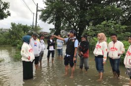Rudianto Lallo Keliling Bagi Sembako ke Warga Terdampak Banjir