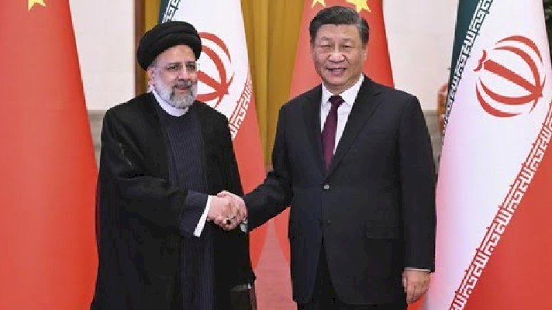 Presiden Xi Jinping memuji solidaritas antara China-Iran dan hubungan kedua negara yang makin erat saat menjamu Presiden Raisi. (AP/Yan Yan)