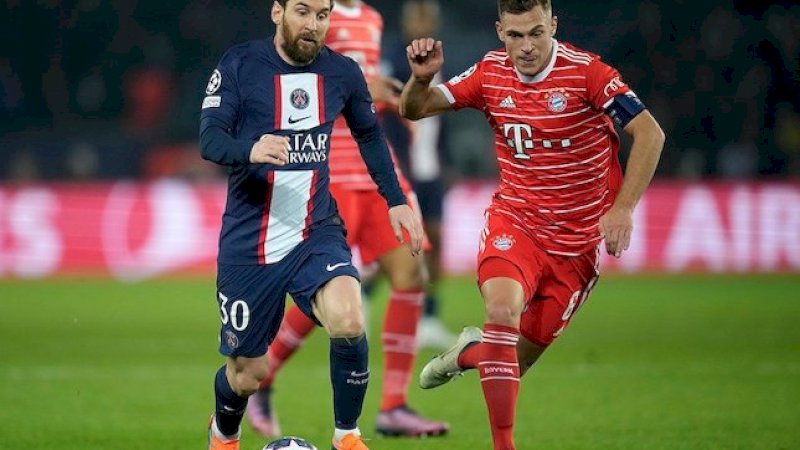 Lionel Messi dikawal Joshua Kimmich di laga PSG vs Bayern Munchen, Liga Champions 2022-2023 (c) AP Photo/Christophe Ena