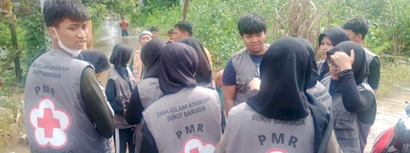 PMR SMA Islam Athirah Bukit Baruga Salurkan Bantuan Sembako Korban Banjir Makassar