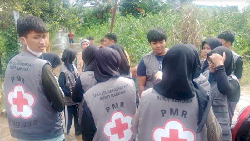 Palang Merah Remaja (PMR) SMA Islam Athirah Bukit Baruga menyalurkan bantuan untuk korban banjir Kota Makassar, Rabu (15/2/2023). 