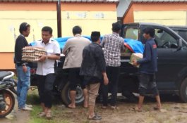Yayasan Bentukan Ketua DPRD Makassar Serahkan Bantuan untuk Korban Banjir