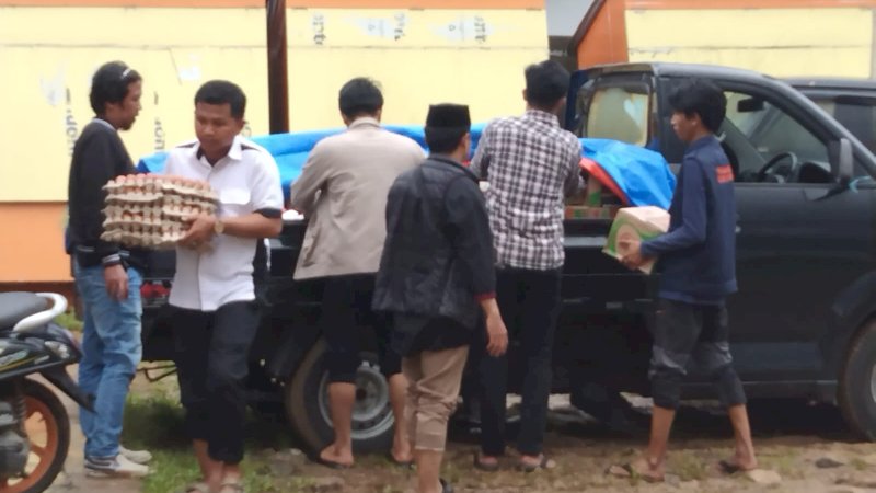 Yayasan Bentukan Ketua DPRD Makassar Serahkan Bantuan untuk Korban Banjir 