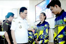 Bupati Barru Serahkan Bonus Atlet Peraih Medali Porprov Sulsel XVII