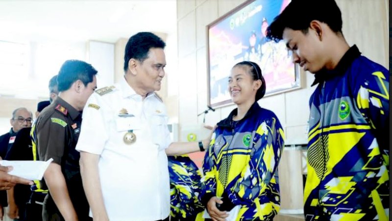 Bupati Barru, Suardi Saleh (kiri), saat penyerahan bonus di Gedung Mal Pelayanan Publik (MPP), Rabu (15/2/2023).