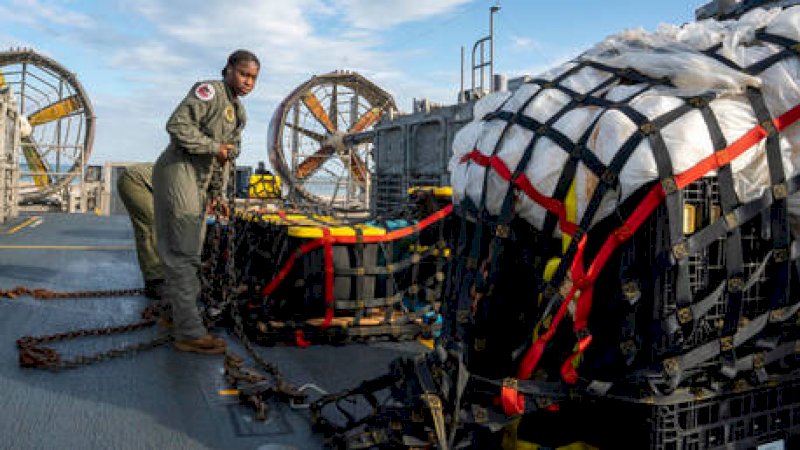 Seorang pelaut di atas kapal Angkatan Laut AS bersiap untuk mengangkut material yang diambil dari balon China yang ditembak jatuh di lepas pantai Carolina Selatan awal bulan ini. (Ryan Seelbach/Angkatan Laut AS melalui Getty Images)