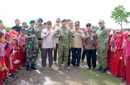 Bupati Jeneponto Dampingi Panglima Divisi Infanteri 3 Kostrad Tinjau Latihan Terjun Penyegaran