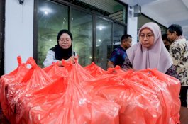 Diskominfo Makassar Salurkan Ratusan Paket Makanan untuk Pengungsi Banjir Tamalate
