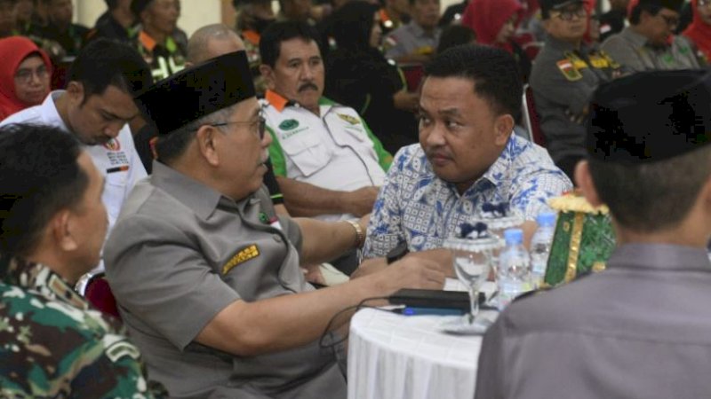 Potret kebersamaan Ilham Arief Sirajuddin (kiri) dan Ilham Syah Azikin, pada Pelantikan dan Pengukuhan Pengurus Wilayah 13 Radio Antarpenduduk Indonesia (RAPI) Bantaeng, di Gedung Kartini, Kota Bantaeng, Jumat (17/2/2023). 