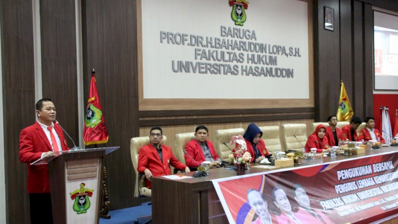 Dekan FH Unhas Lantik Pengurus Baru Lembaga Kemahasiswaan