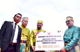 Gubernur Sulsel Serahkan Rp 500 Juta Hibah untuk Masjid Agung Sidrap