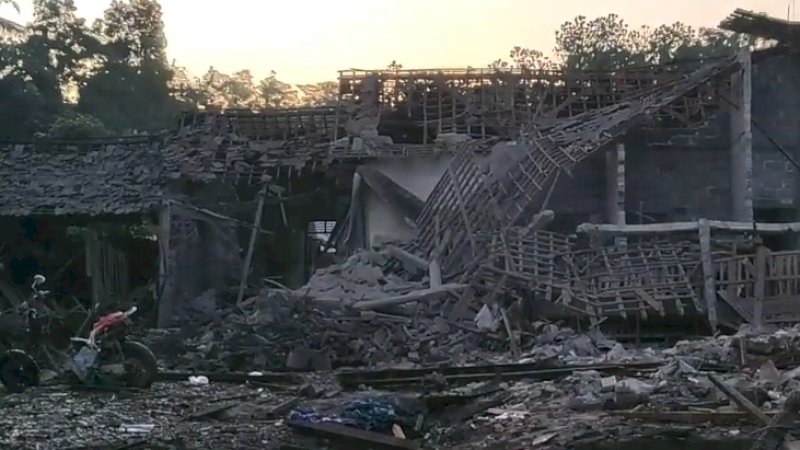 Ledakan petasan di Blitar ini mengakibatkan 25 unit rumah hancur (Foto: tangkapan layar video)