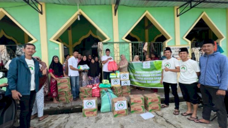 Sukarelawan Santri Dukung Ganjar (SDG) Sulawesi Selatan (Sulsel) saat menyalurkan bantuan kepada korban banjir di Masjid Jabal Nur, Kecamatan Manggala, Kota Makassar, Sulsel, Ahad (19/2/2023).
