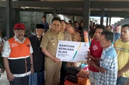 Bupati Barru-Baznas Serahkan Bantuan Korban Kebakaran di Labuaka