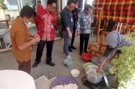 Kanwil Kemenkumham Sulsel Tinjau Langsung Proses Pembuatan Tenun Sutera Sengkang