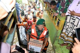 Pangdam Hasanuddin Kunjungi Korban Banjir dan Serahkan Bantuan Sembako