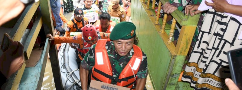 Pangdam Hasanuddin Kunjungi Korban Banjir dan Serahkan Bantuan Sembako