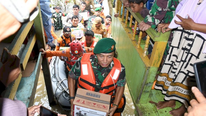 Pangdam XIV/Hasanuddin Mayjen TNI Dr. Totok Imam Santoso saat menyerahkan bantuan kepada korban banjir di Kota Makassar.