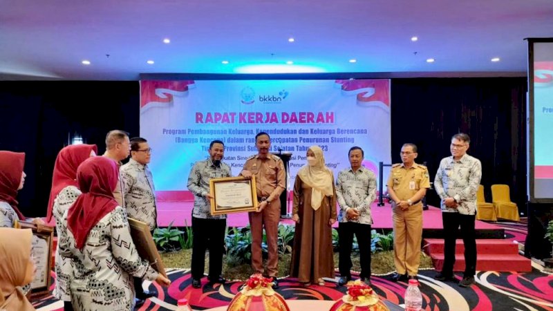 Wakil Bupati Wajo Amran, SE memawakil Bupati Wajo Amran Mahmud menerima Penghargaan Nasional BKKBN RI di Hotel Swis Bell, Makassar, Selasa (21/2/2023). (foto humas Pemda Wajo)