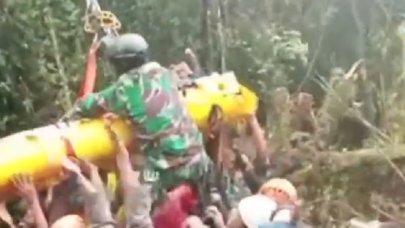 Proses evakuasi Kapolda Jambi (Tangkapan layar video)