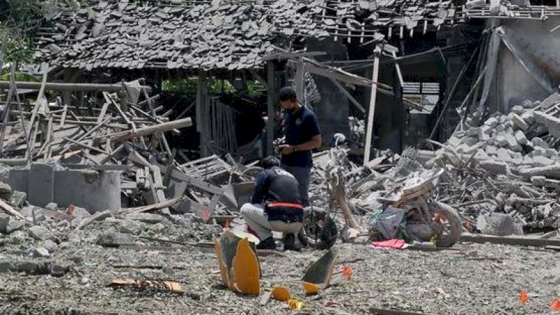 Tim Labfor Polda Jatim melakukan penyelidikan penyebab ledakan di Desa Karangbendo, Kecamatan Ponggok, Blitar, Jawa Timur, Senin (20/2/2023). (Foto: Antara Foto/Irfan Anshori)