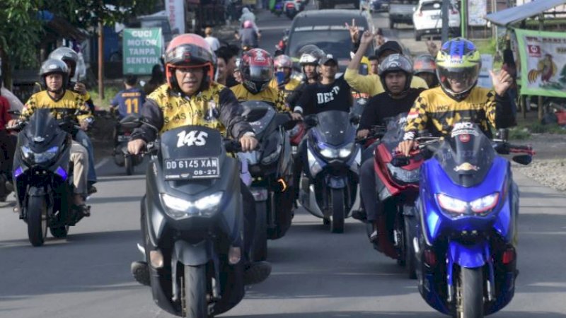 Ilham Arief Sirajuddin atau IAS (kiri depan) rolling (keliling-keliling) bersama Yamaha NMAX Club Indonesia (YNCI) Chapter Takalar di Kecamatan Galesong, Kabupaten Takalar, Ahad (19/2/2023) sore.