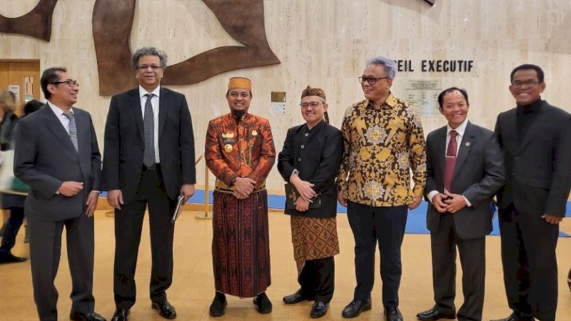 Gubernur Sulawesi Selatan (Sulsel), Andi Sudirman Sulaiman (ketiga kiri).