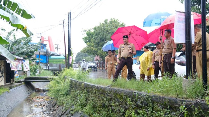 Bupati Gowa Adnan Purichta Ichsan saat meninjau lokasi, di Poros Pallangga, Selasa (21/2).