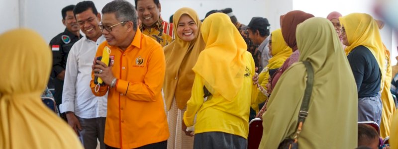 Taufan Pawe Salurkan Bantuan ke Pelosok Desa di Maros